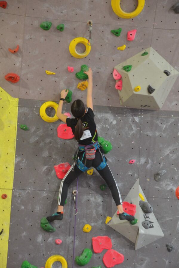 Escalade adultes loisir séance libre bloc garçons filles enfants - Club Omnisports Courcouronnes COC Evry
