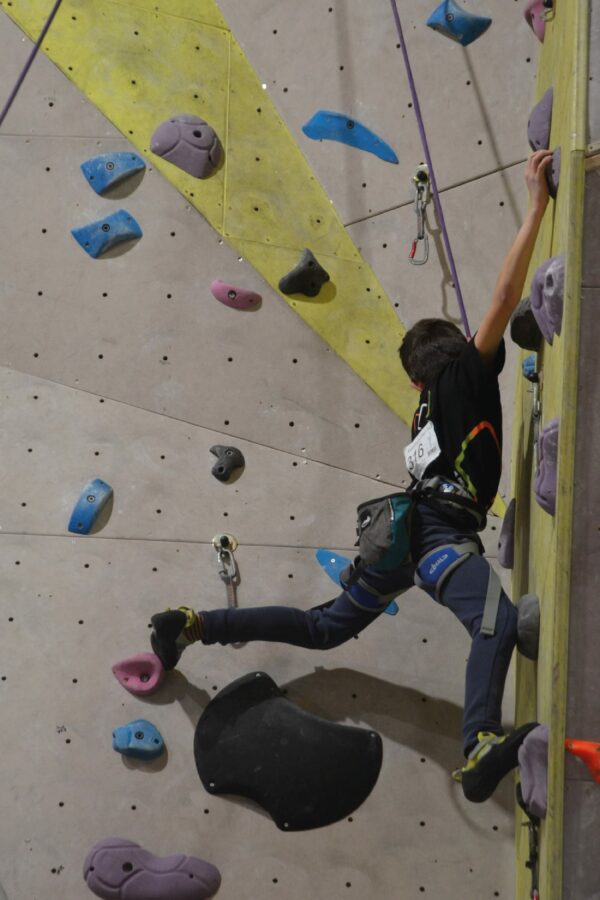 Escalade adultes loisir séance libre bloc garçons filles enfants - Club Omnisports Courcouronnes COC Evry