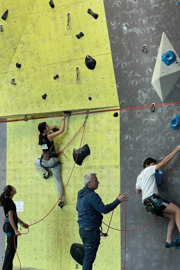 Escalade adultes loisir séance libre bloc garçons filles enfants - Club Omnisports Courcouronnes COC Evry