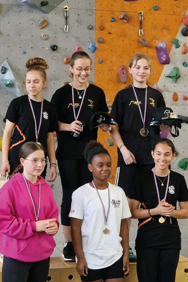 Escalade adultes loisir séance libre bloc garçons filles enfants - Club Omnisports Courcouronnes COC Evry